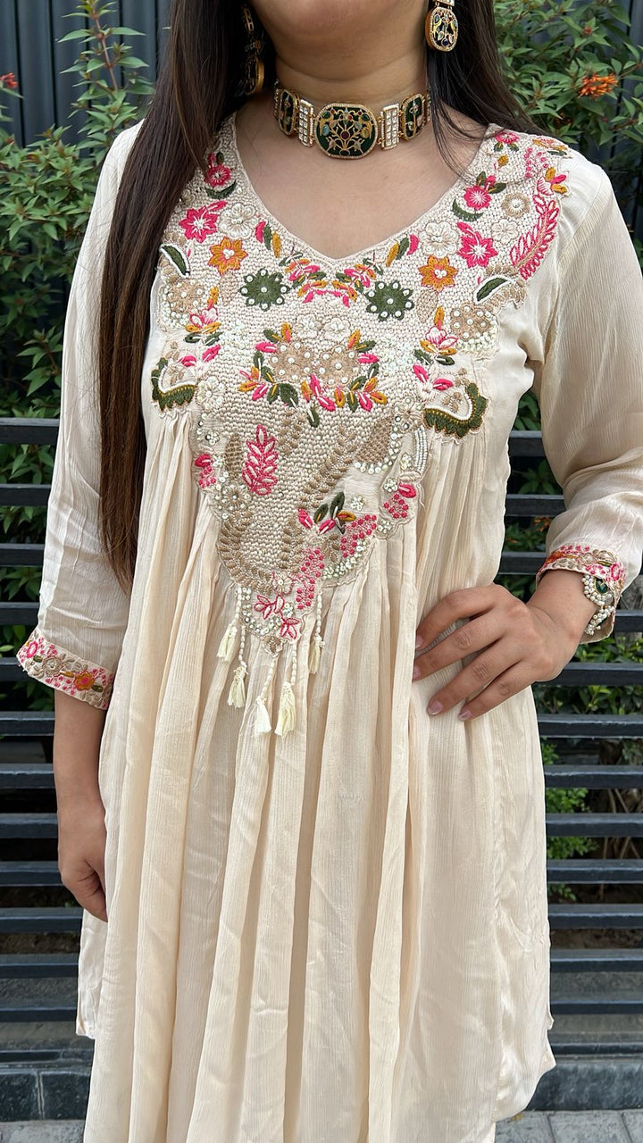 CHINON FESTIVE SET WITH EMBROIDERY